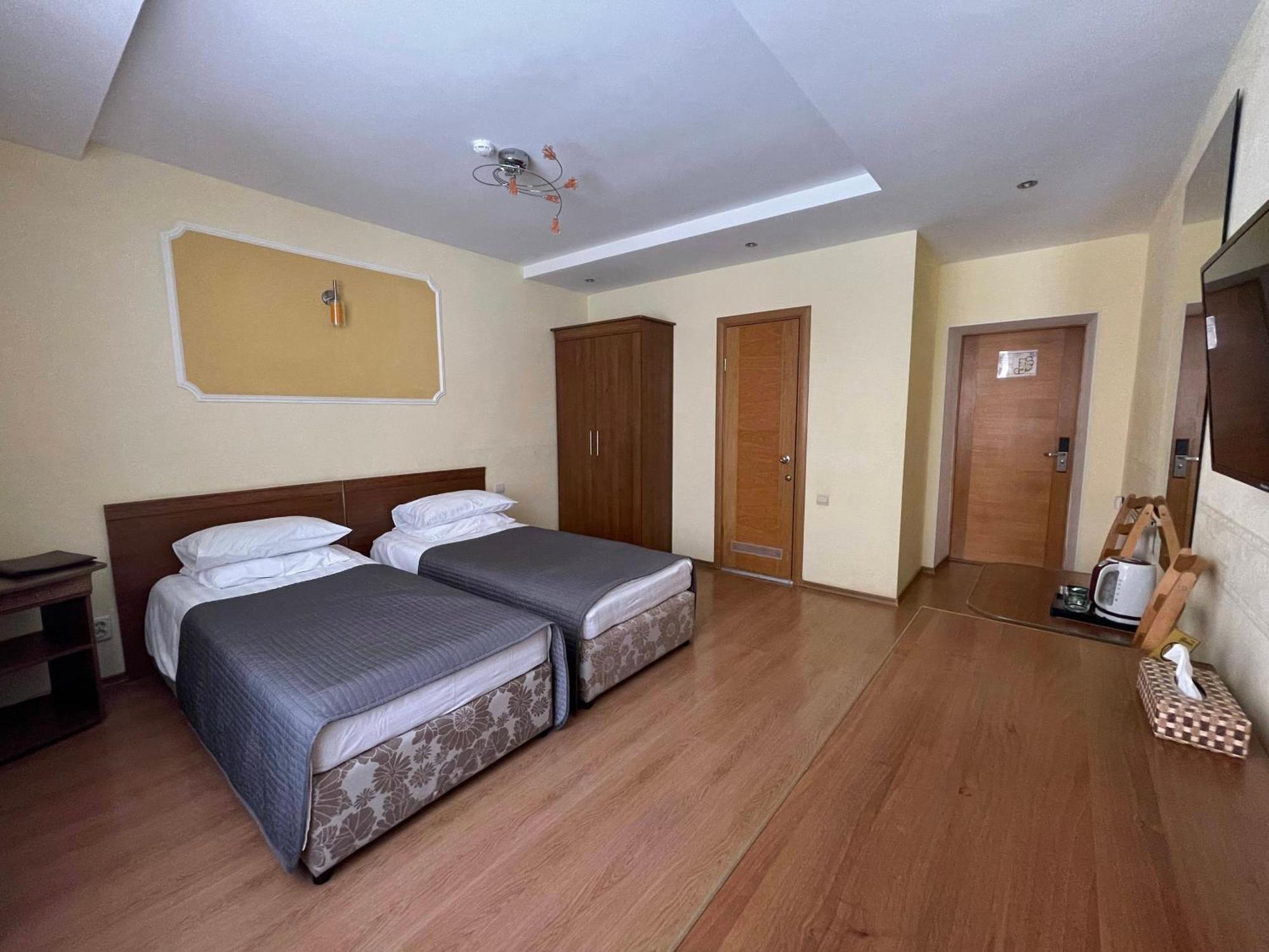 Gloria Hotel *